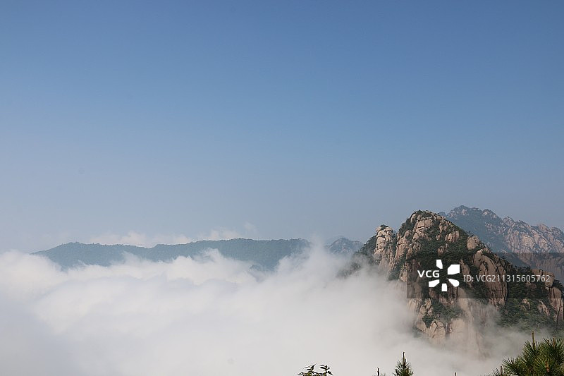 安徽省黄山市云雾中的黄山美景图片素材