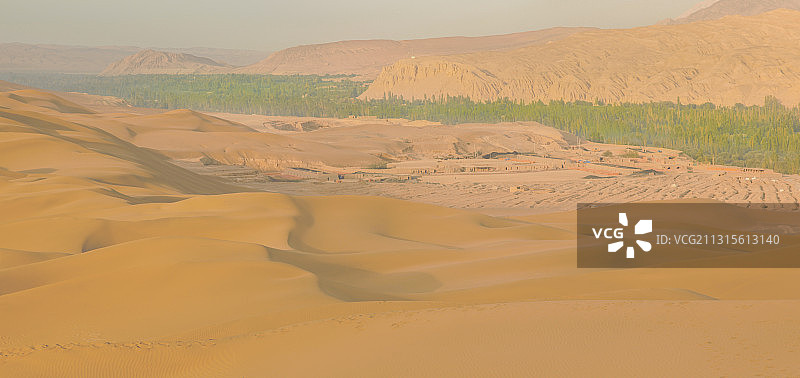 新疆吐鲁番鄯善沙漠图片素材