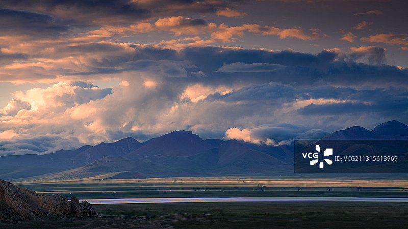 西藏纳木错日出朝霞图片素材