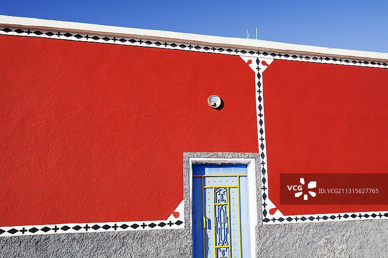 北非摩洛哥，反阿特拉斯山脉柏柏尔村庄房屋上的钢门图片素材