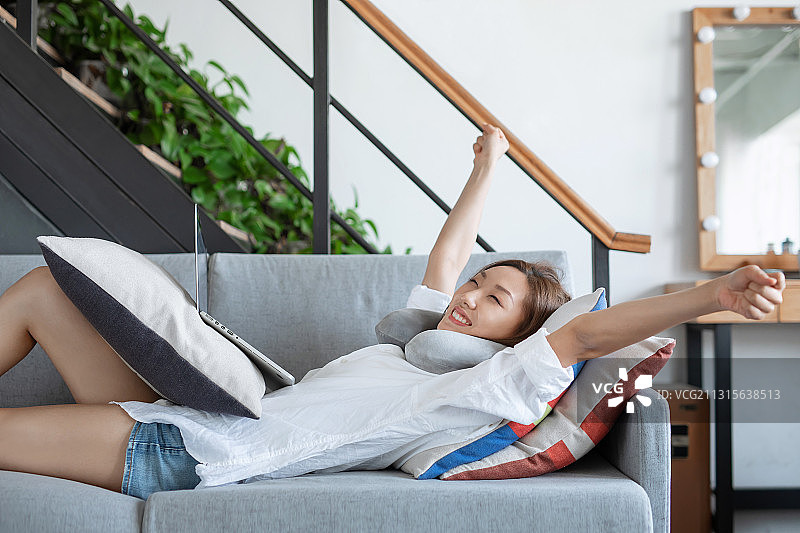 亚洲女子,张开手臂,做手势,家庭办公图片素材