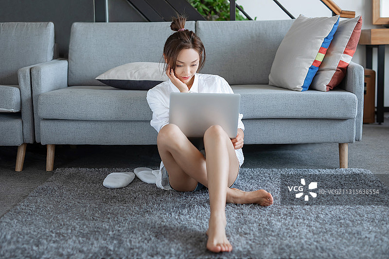 亚洲女子,使用手提电脑,观看,在线教育图片素材