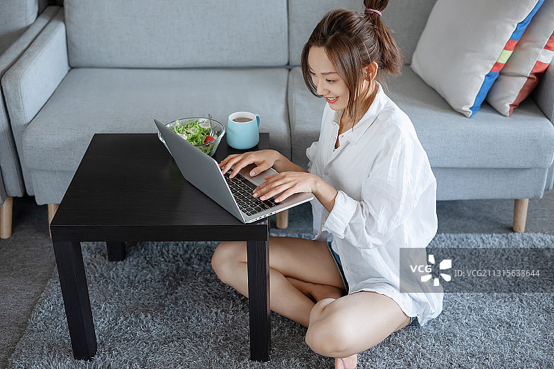 亚洲女子,使用手提电脑,打字,远程办公图片素材