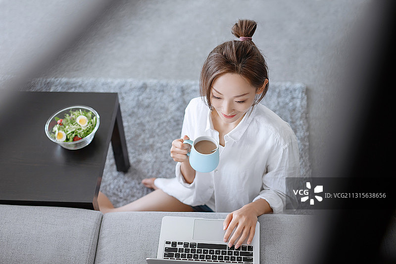 亚洲女子,使用手提电脑,工间休息,喝咖啡图片素材