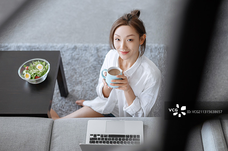 亚洲女子,使用手提电脑,家庭办公,计算机图片素材