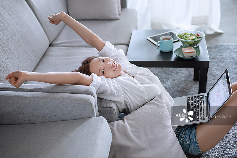 亚洲女子,使用手提电脑,远程办公,家庭办公图片素材