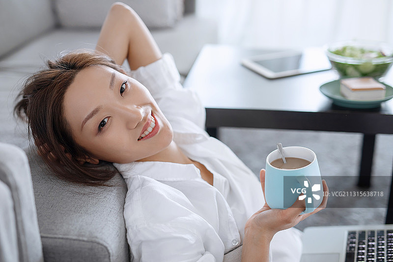 单身女子,喝咖啡,居家生活,使用手提电脑图片素材