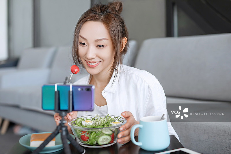 美丽女子,使用智能手机,网络直播,视频通话图片素材