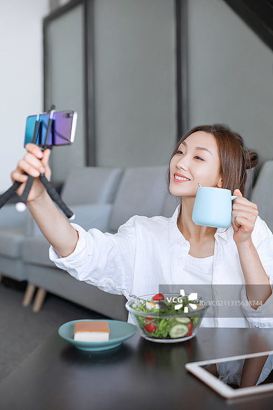 美丽女子,使用智能手机,网络直播,视频通话图片素材
