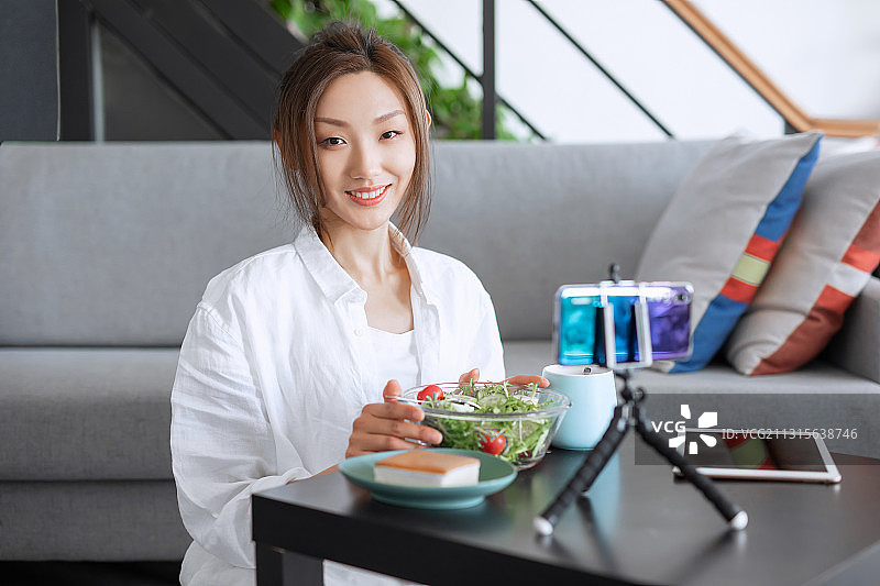 美丽女子,使用智能手机,网络直播,视频通话图片素材