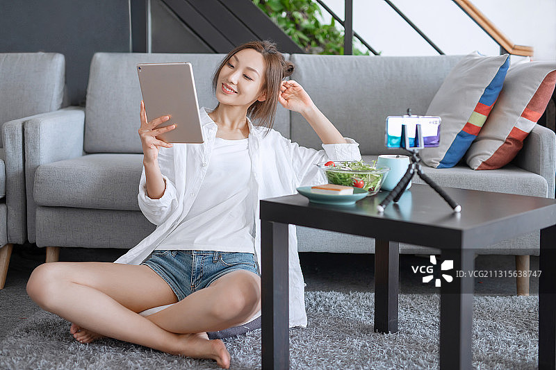 单身女子,使用平板电脑,网上交友,视频通话图片素材