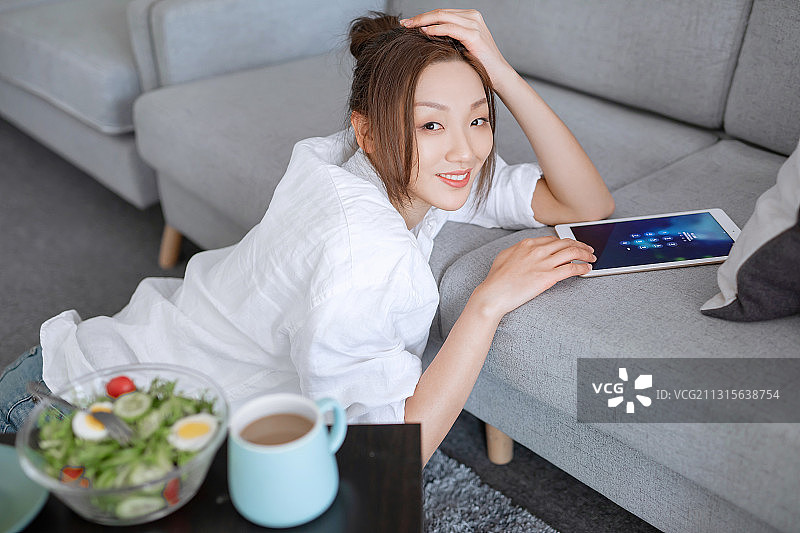 青年女子,平板电脑,下午茶,健康生活方式图片素材