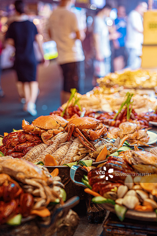 南方夜市上的海鲜拼盘图片素材