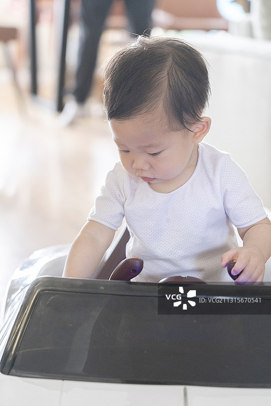 帅哥男婴开酷车图片素材