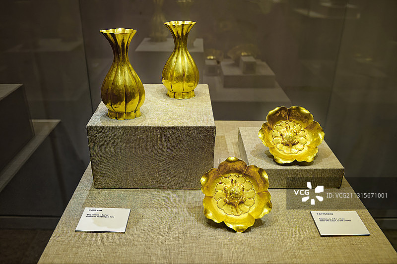 唐代金质瓜棱对壶、莲叶付龟金质对盘图片素材