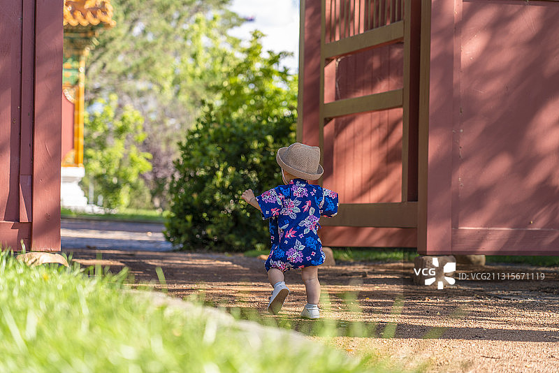 公园红门口的男婴图片素材