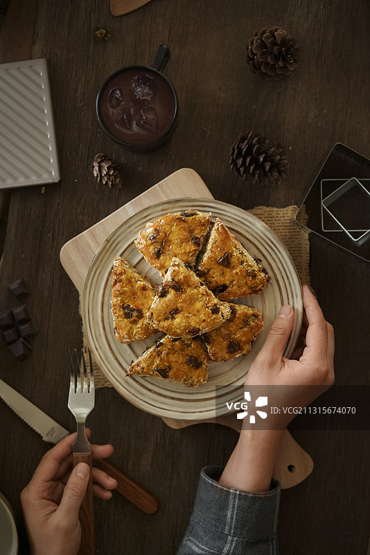 手里拿着烤麦片果干司康图片素材