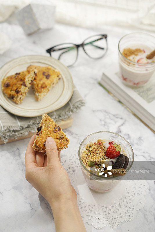 桌子上放着的麦片果干司康点心图片素材