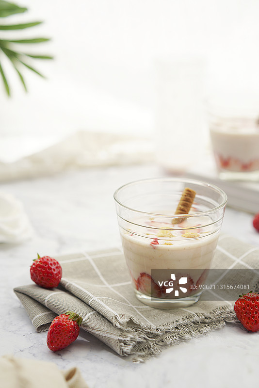 杯子里的麦片草莓思慕雪甜品图片素材