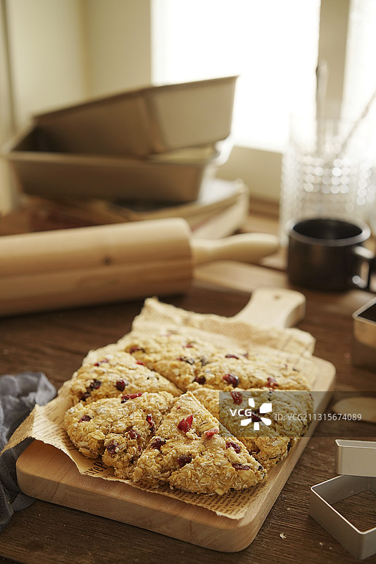 将司康面饼平均分割切开图片素材