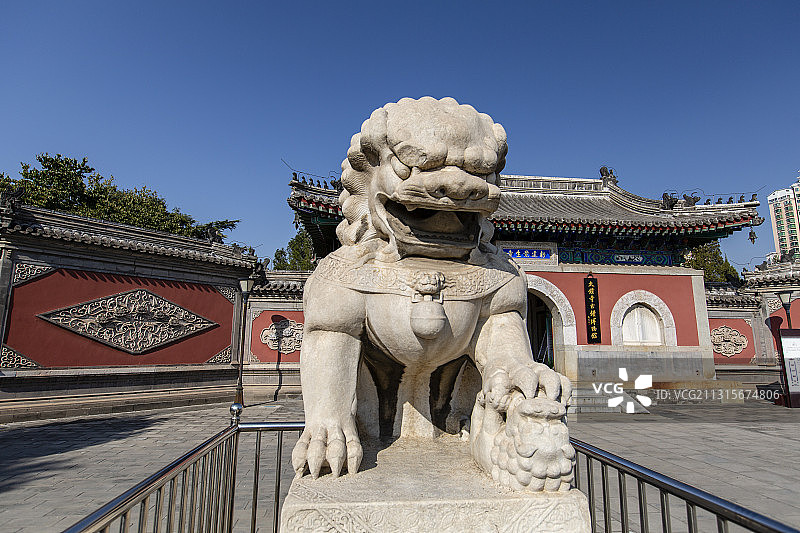 北京觉生寺（大钟寺古钟博物馆）山门前石狮图片素材