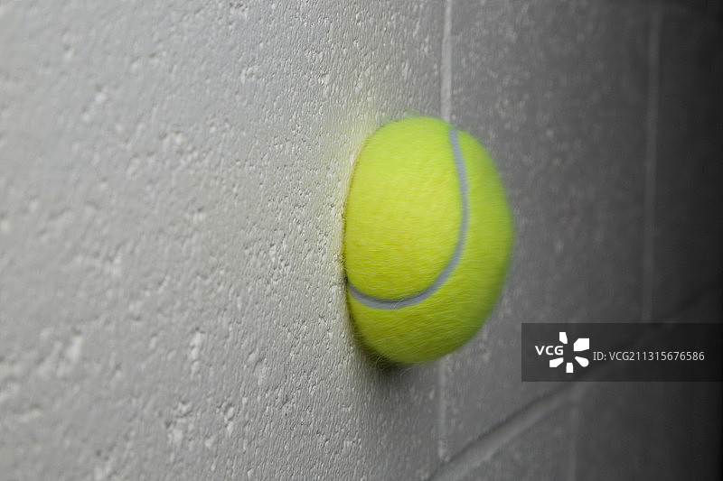网球撞击墙壁图片素材