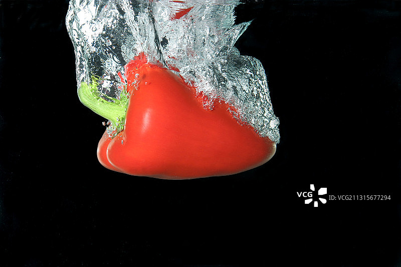落入水中的红辣椒图片素材