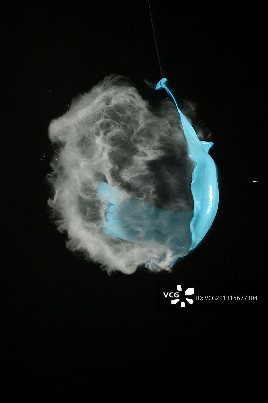 气球被枪击破图片素材