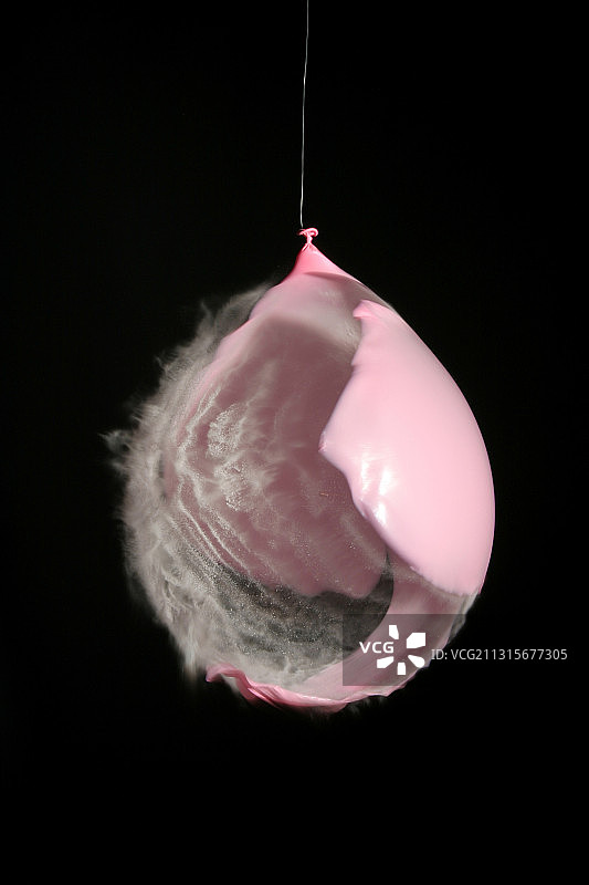 气球被枪击破图片素材