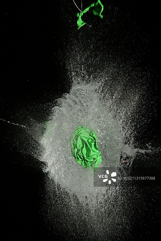 水球爆裂图片素材