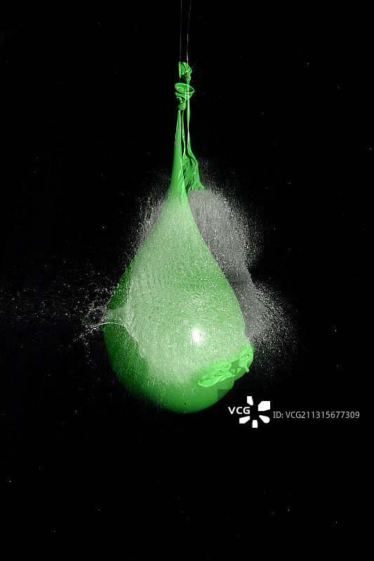 水球爆裂图片素材