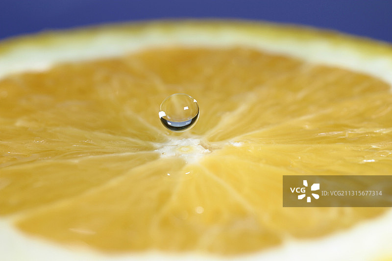滴在橙子上图片素材
