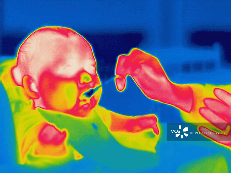 婴儿喂养的热成像图图片素材
