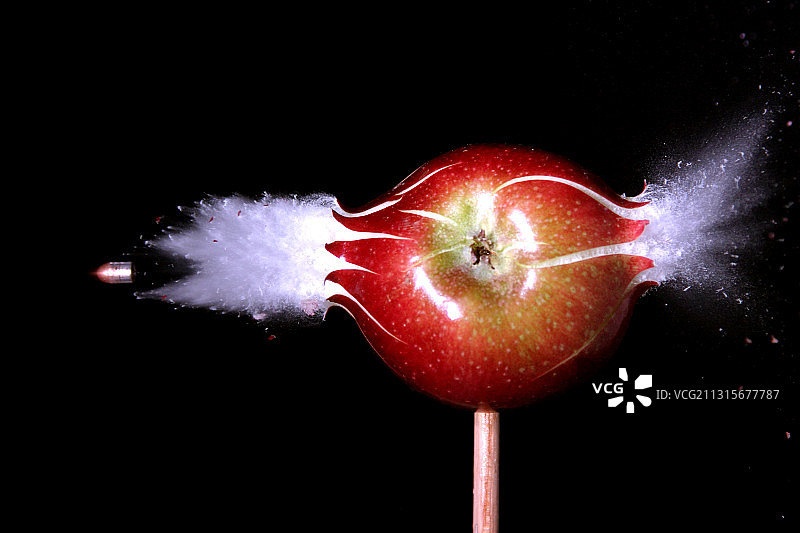 子弹击中苹果图片素材