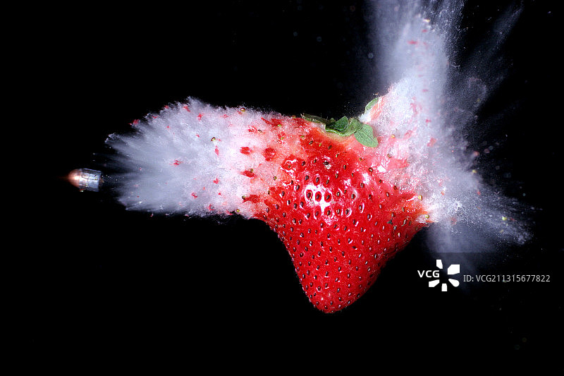 子弹击中草莓图片素材