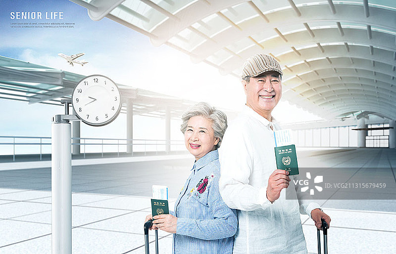 在机场拿着护照灿烂微笑的老年夫妇图片素材