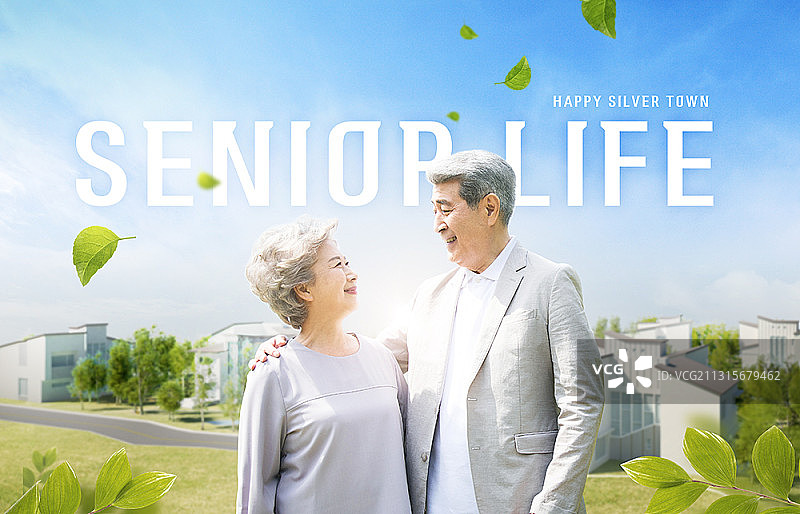 在小镇上对着彼此微笑的老年夫妇图片素材