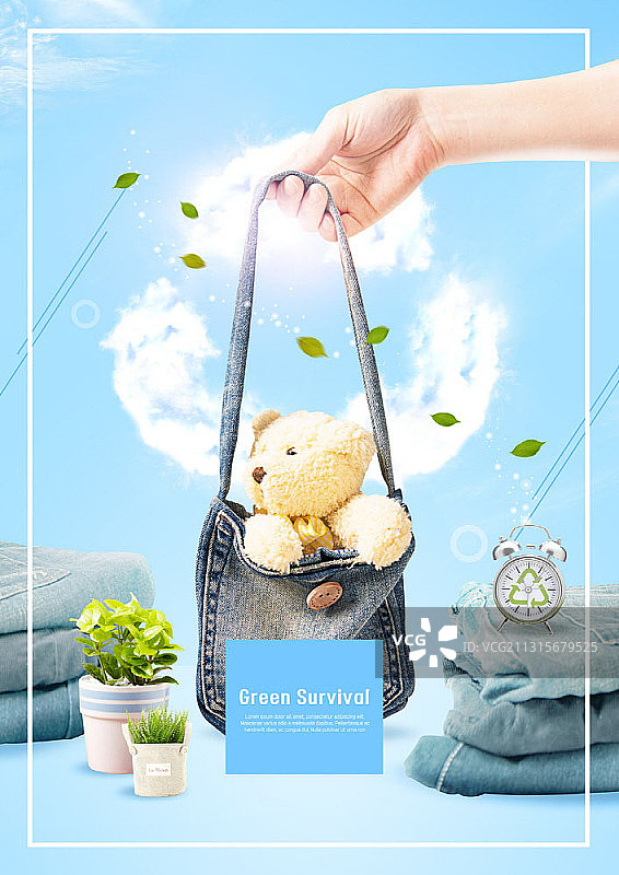 手持旧牛仔布制成的包图片素材