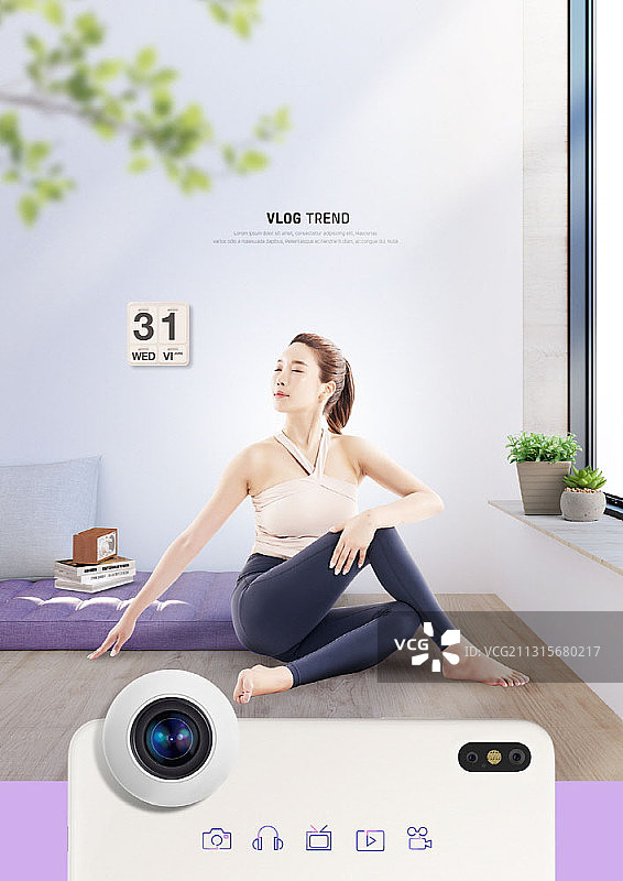 在室内做瑜伽和用手机拍摄的女人图片素材