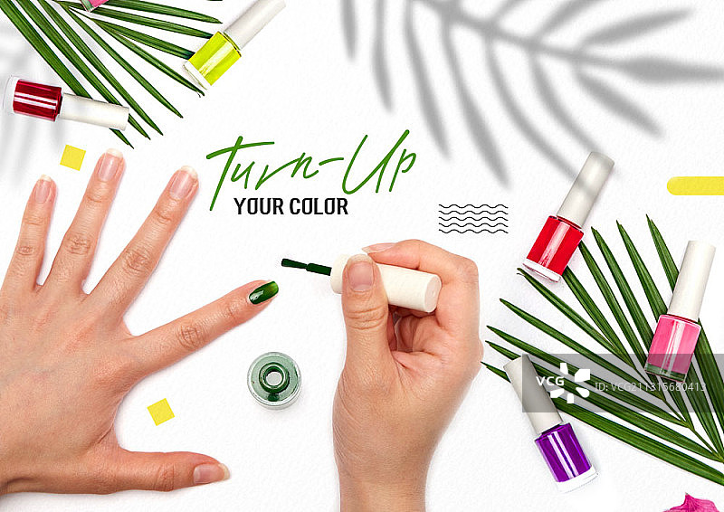 涂绿色指甲油的美甲和指甲油瓶图片素材