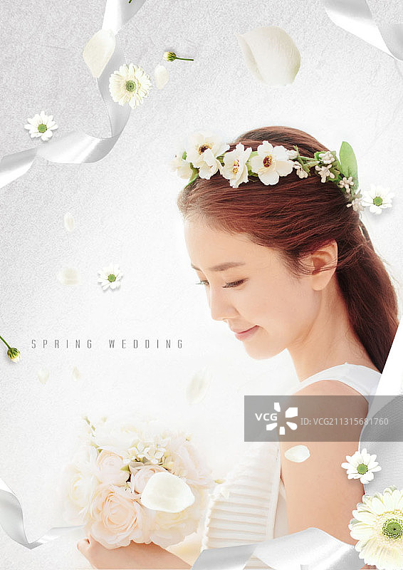 新娘手捧鲜花，闭着眼睛，周围是鲜花和丝带图片素材