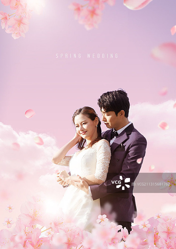 情侣站在花田里，花瓣飞舞图片素材