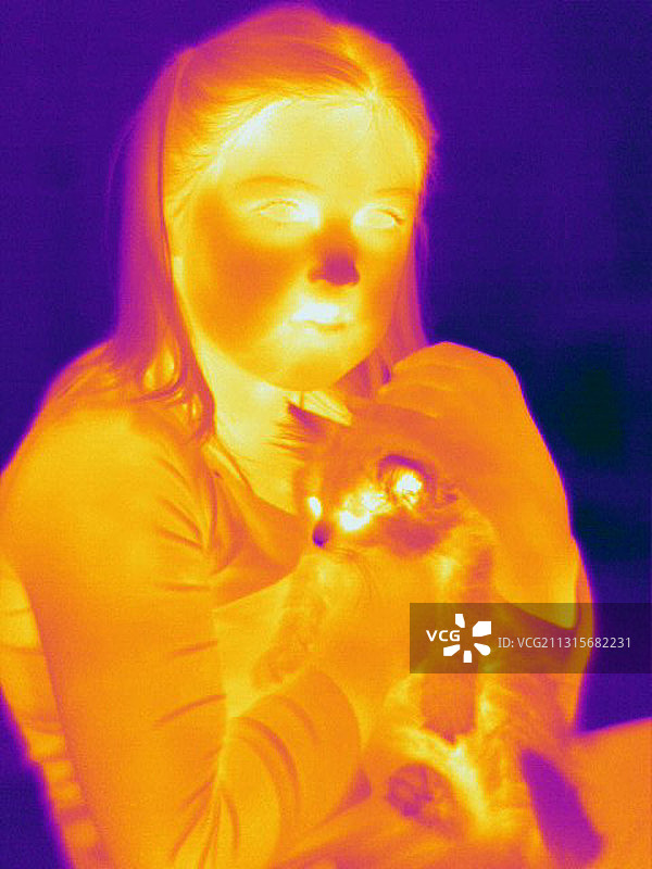 女孩和猫的热成像图图片素材