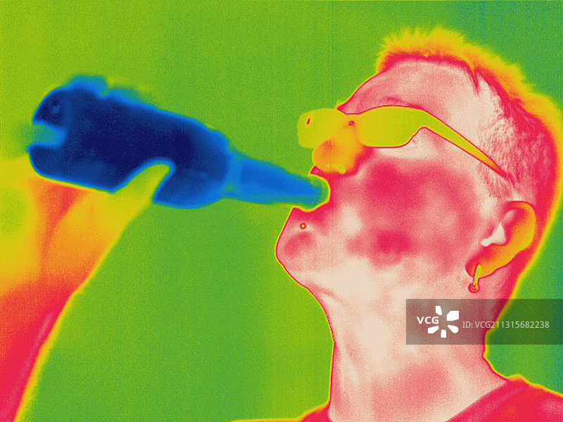 男人饮用热像图图片素材