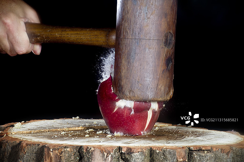 苹果被木槌砸碎图片素材