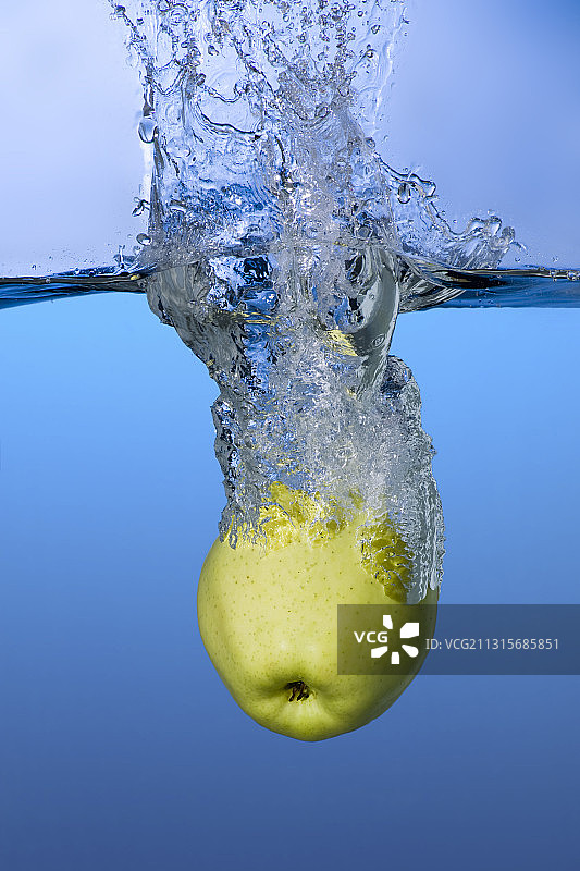 落入水中的苹果图片素材