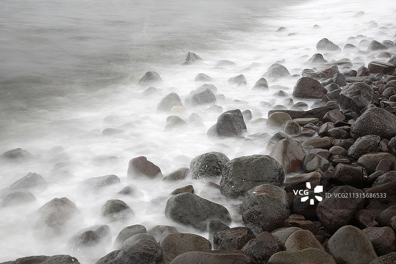 海浪拍打海岸图片素材