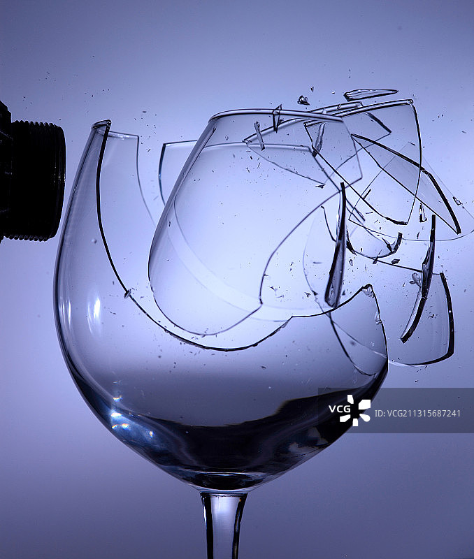 扬声器用声音打破玻璃图片素材