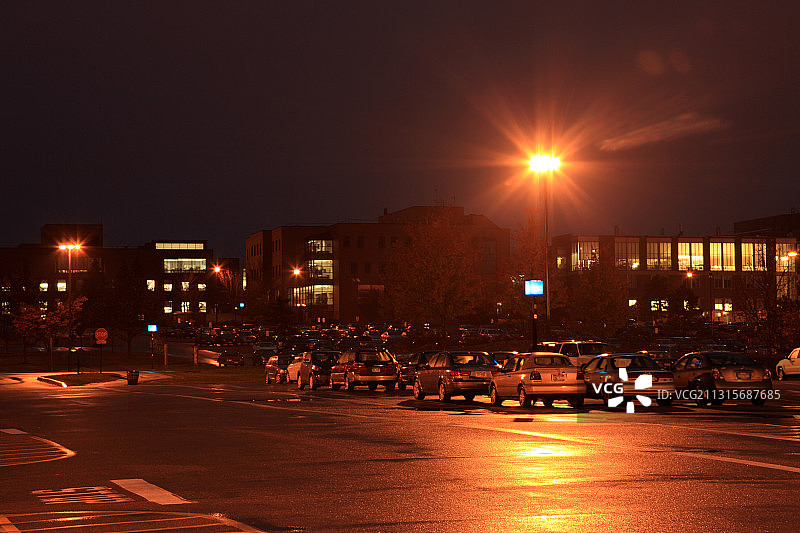 大学校园内的钠蒸汽灯图片素材