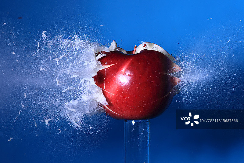 子弹击中苹果图片素材